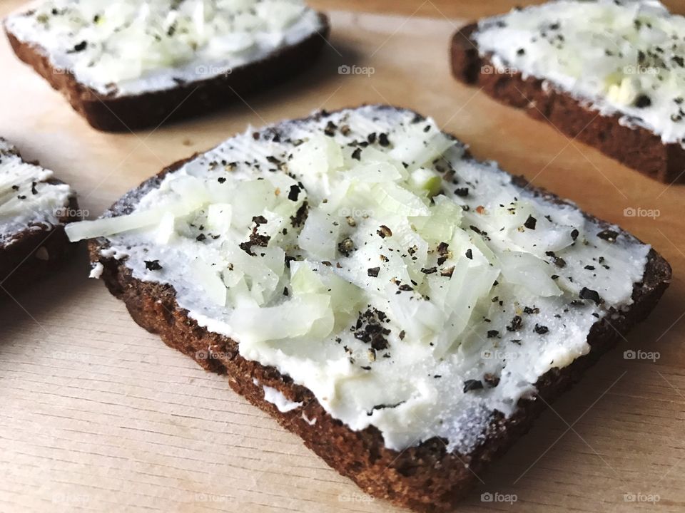 Brown bread with butter and onion