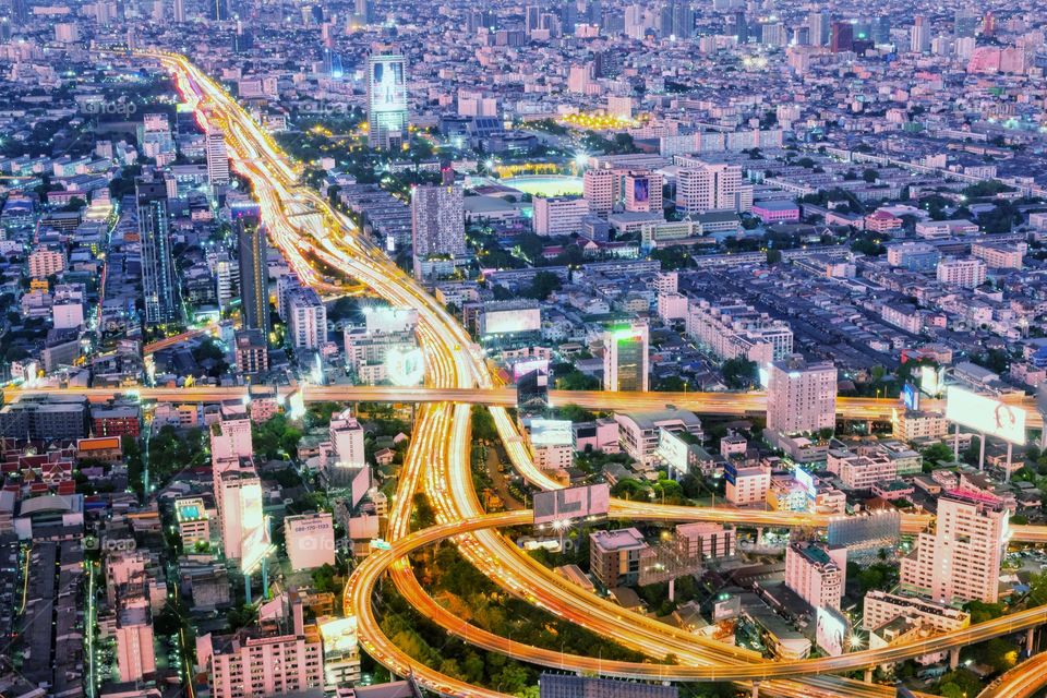 Long light of vehicle lamp on express way in big city
