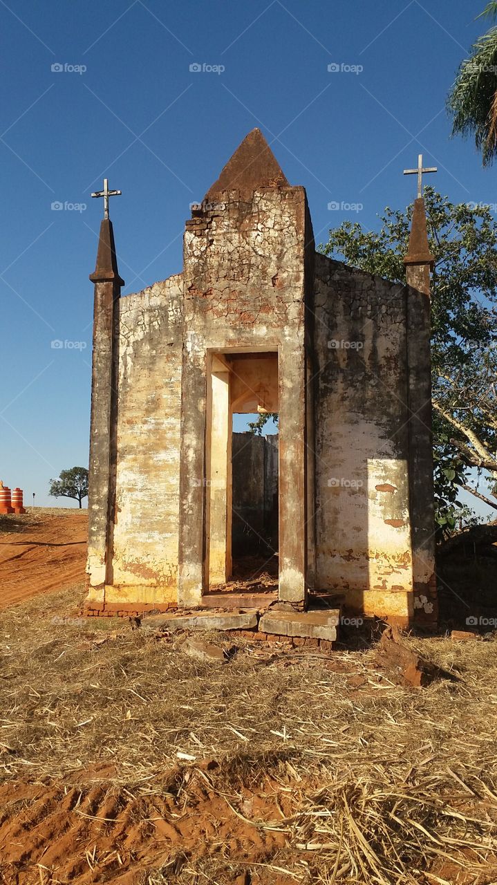 igreja católica antiga abandonada no campo