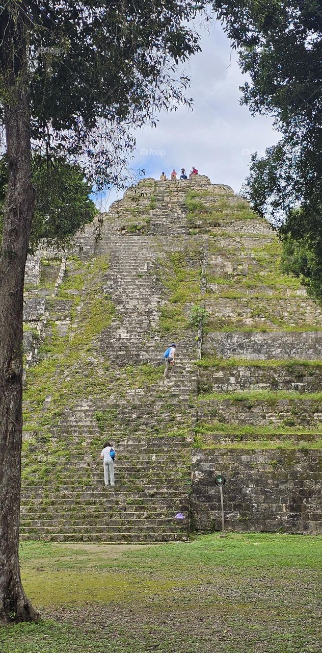 clim bingo on the pyramide of Yaxha