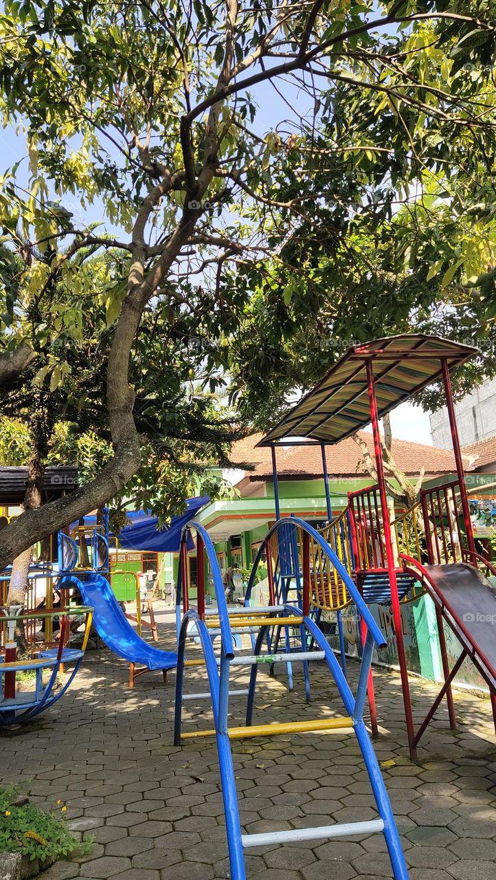 wahana bermain warna warni