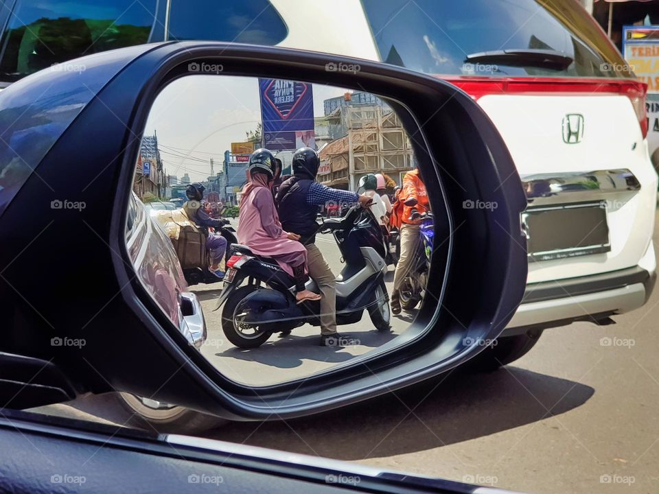 Regular driving on highway, rearview mirror display, sedan car steering, steering safety system, vehicle surrounding traffic display, outdoor vehicle display, travel safety, motorcycle view, pleasant experience, motorway,