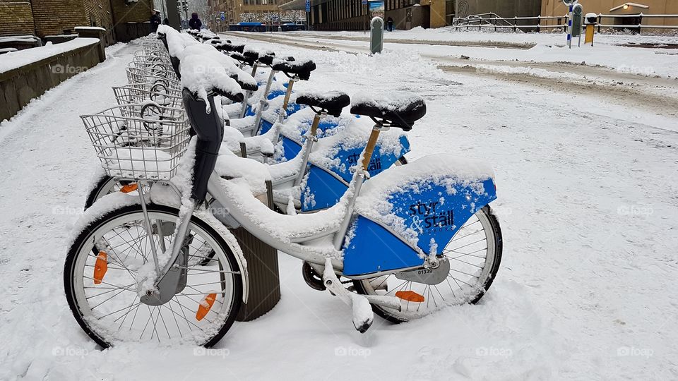 Hyra cykel,  styr och ställ, vinter snö Göteborg Sverige - Winter and snow, rent a bicycle in the city of Gothenburg Sweden 
