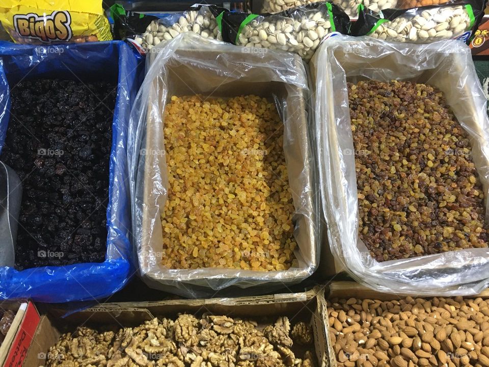 two kinds of raisins