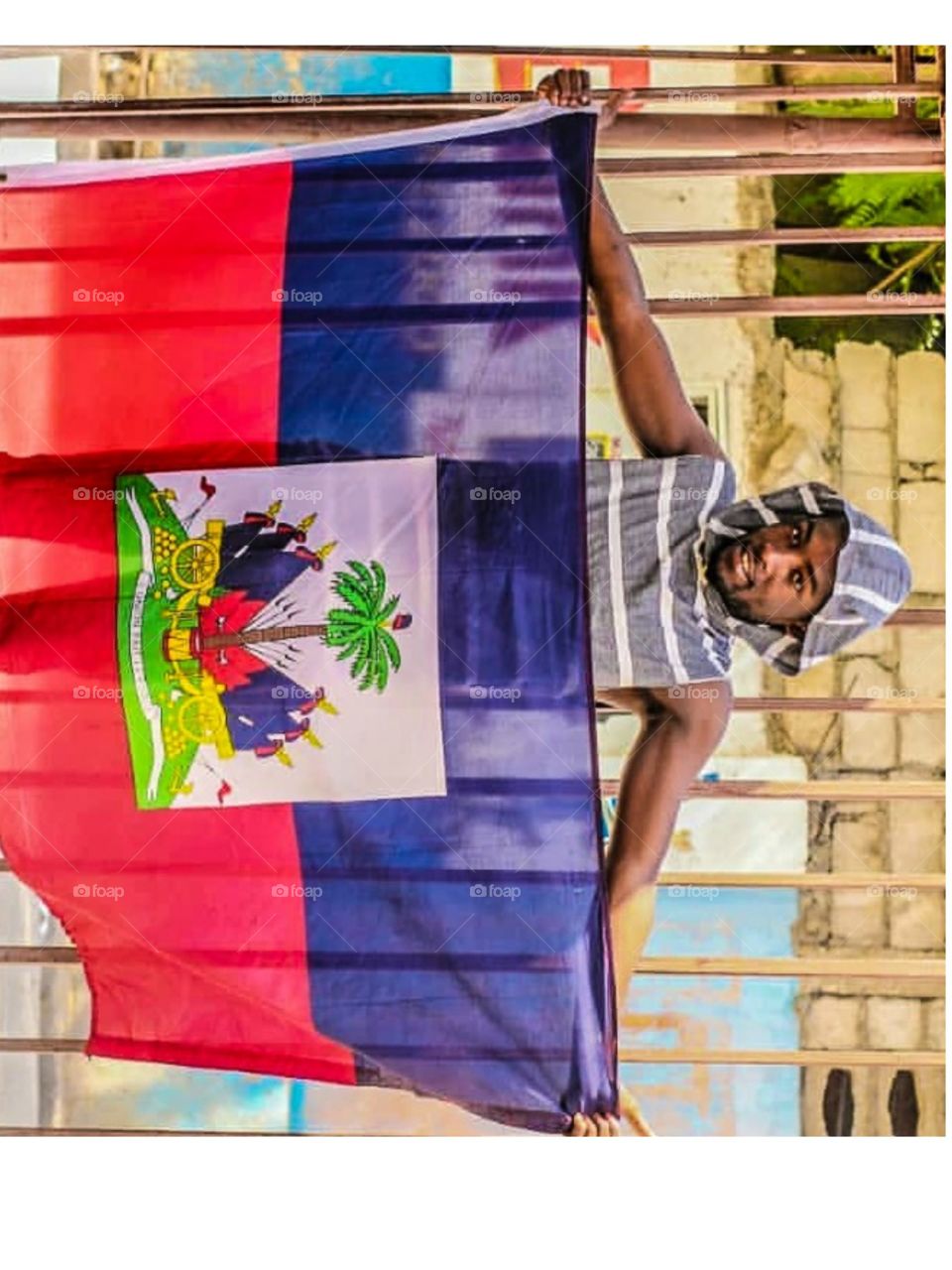 🇭🇹🇭🇹🇭🇹 Haitian with his flag in hand The union is strength our motto