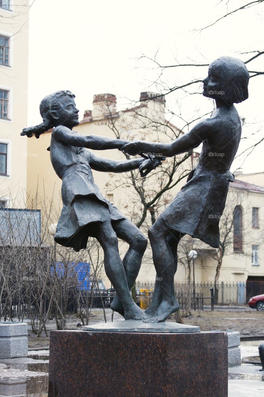 Sculpture Dancing Girls 