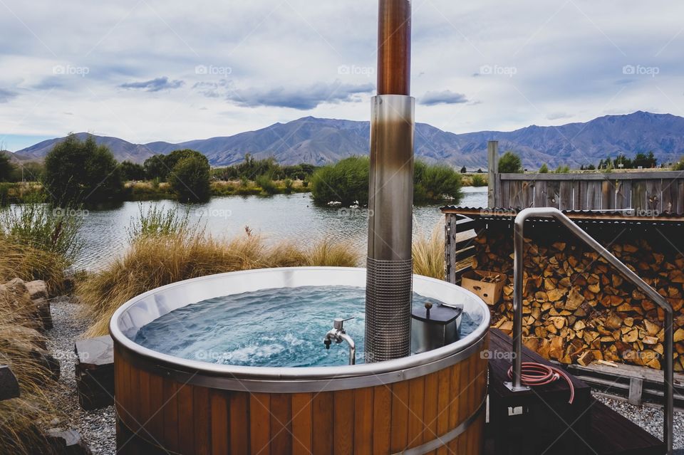 Fire heated, freshwater, private outdoor hot tub in Omarama, New Zealand. Wonderful experience in the mountains!