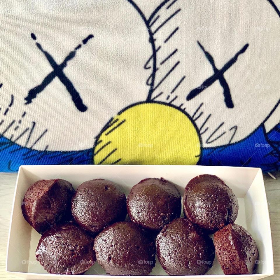 Mini chocolate ball cakes to cuddle with some cushions on road trip