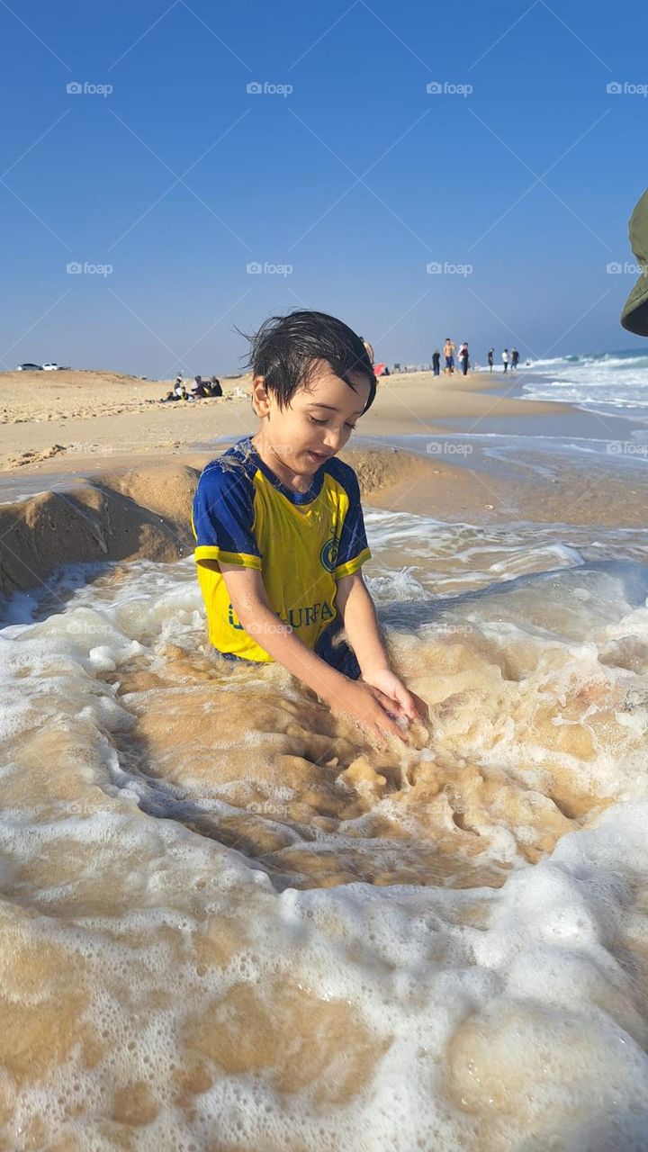 I think it is a picture that deserves attention and win the most beautiful childhood moments