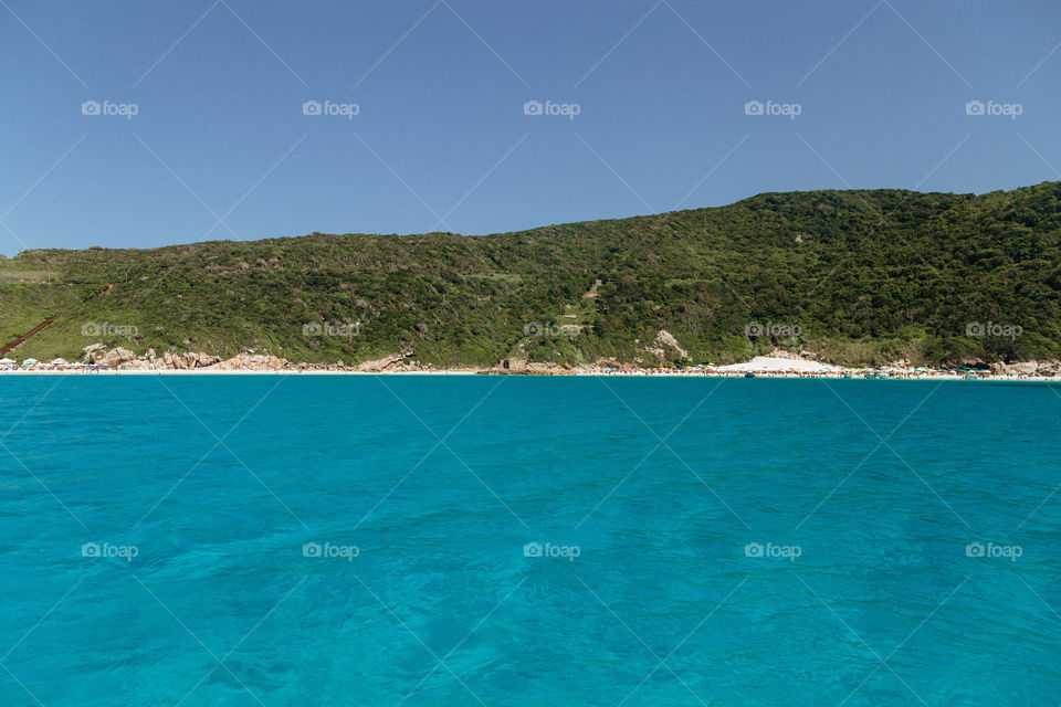 Praia com paisagem linda e fantástica no Brasil, na região do Lagos no Rio de Janeiro, em Arraial do Cabo. Uma ilha incrível de conhecer!
