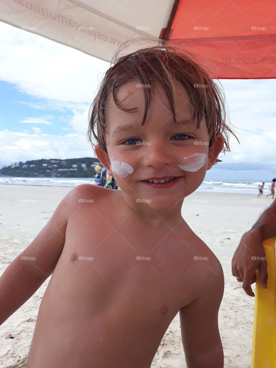 beautiful child enjoying the beach in Guarujá