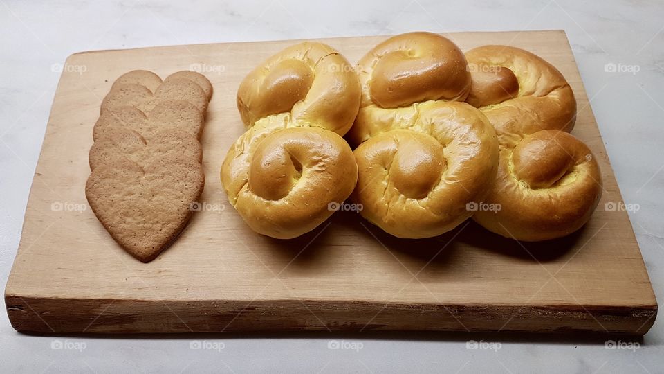 Gingerbread cookies and saffron buns on wooden dish, Christmas  - pepparkakor lussekatter trä bricka jul lucia fika 