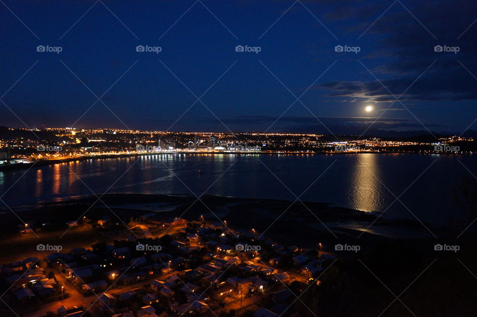 Un verdadero faro de luz .. la luna asomando por la bahía de Puerto Montt, chile. 