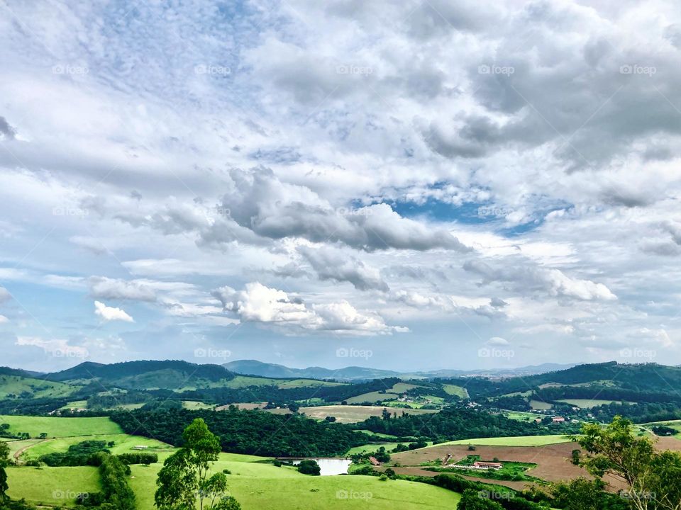 Parece um quadro: a natureza ele seus caprichos…

A vista de Bragança Paulista no campinho de Pinhalzinho a Pedra Bela. 
