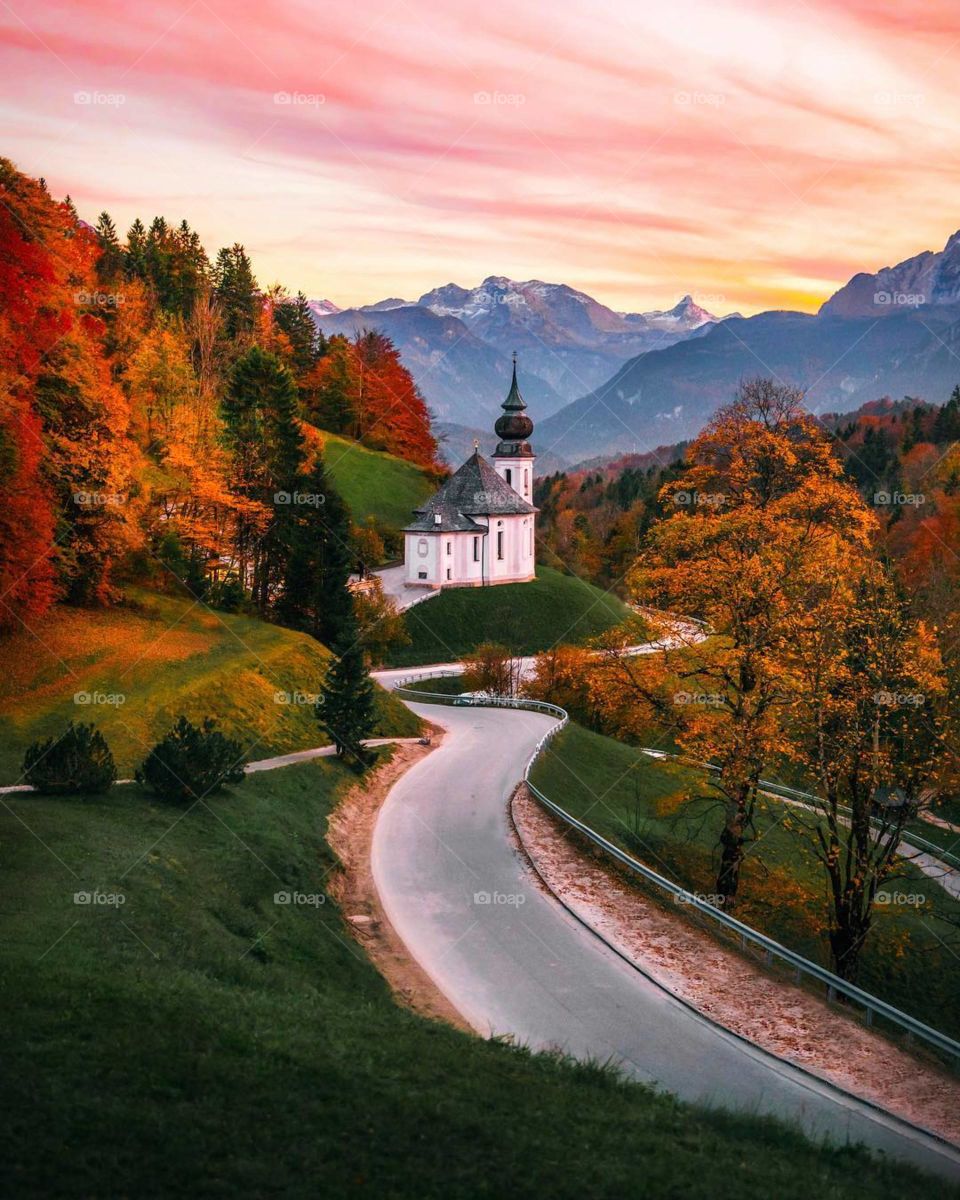 Spectacular autumn sunsets in Germany. This little church has the best view in the house 👌🏼