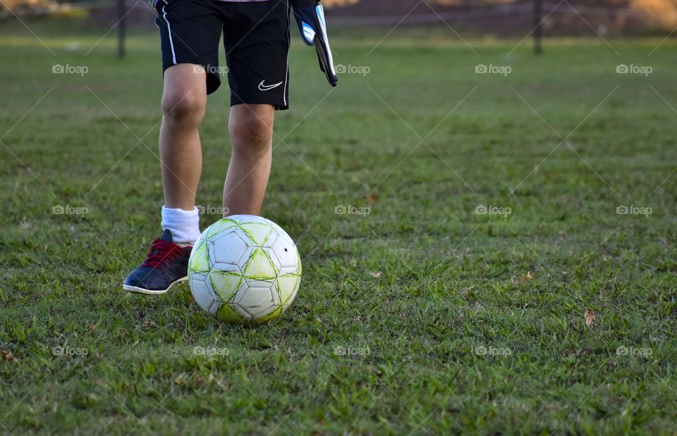 chico jugando al fútbol