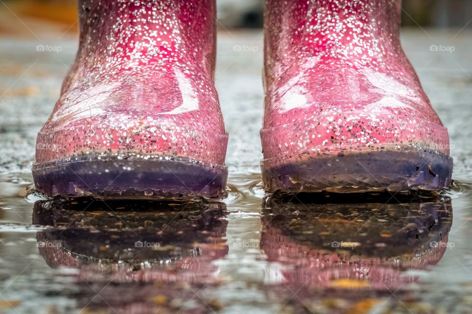 Sparkly pink rain boots… in the rain. 