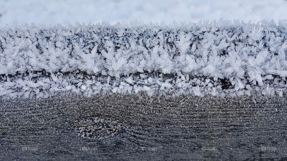 Close up on frosty snowy wood in the winter- närbild på snö frost trä 