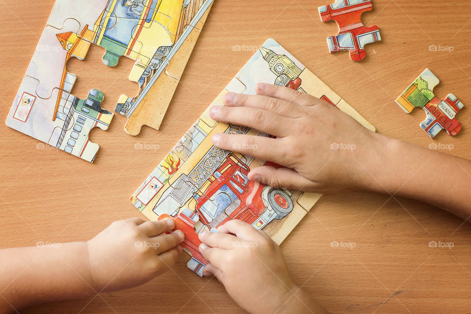 Children play puzzle