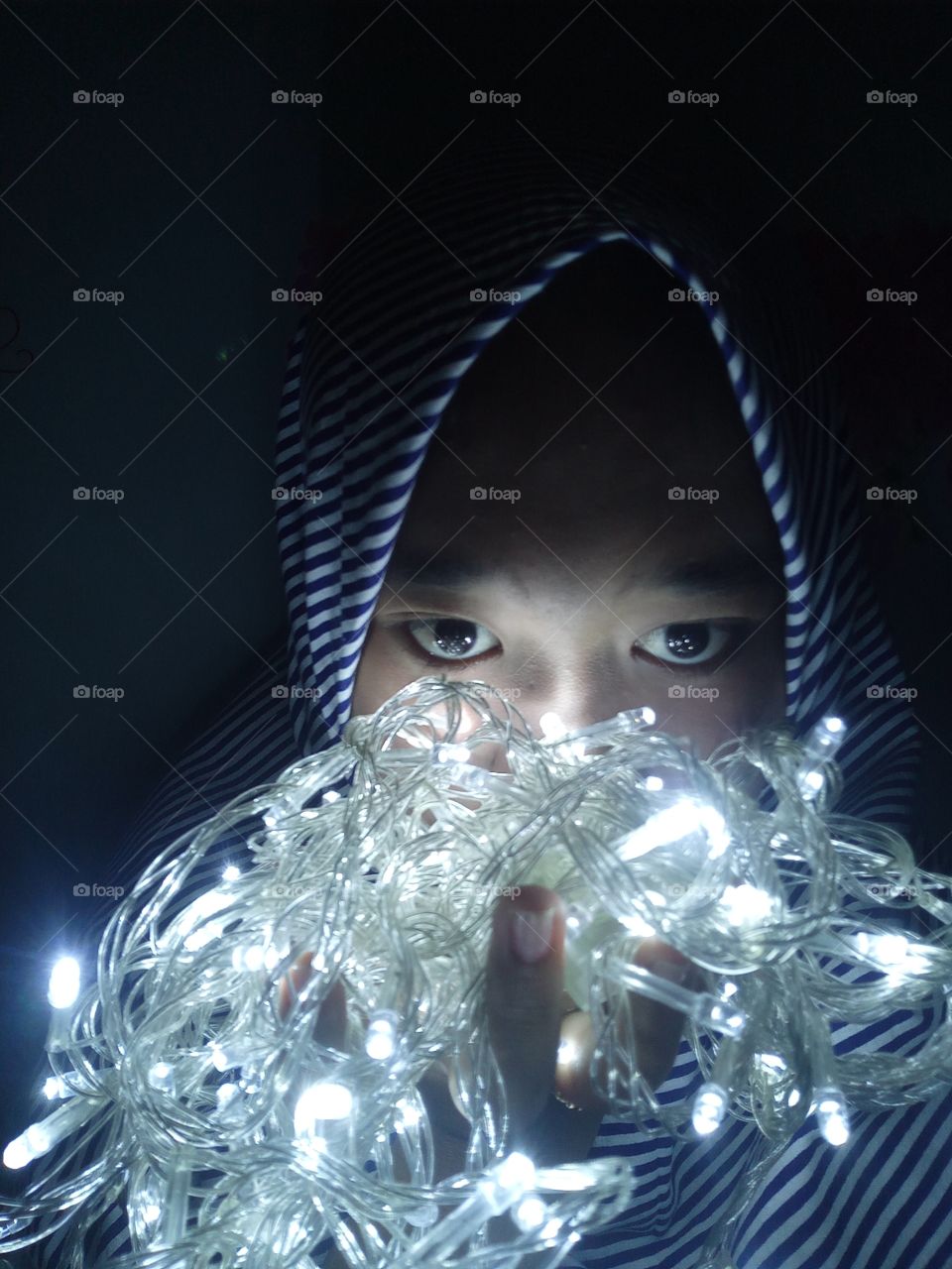 menatap tajam melihat masa depan