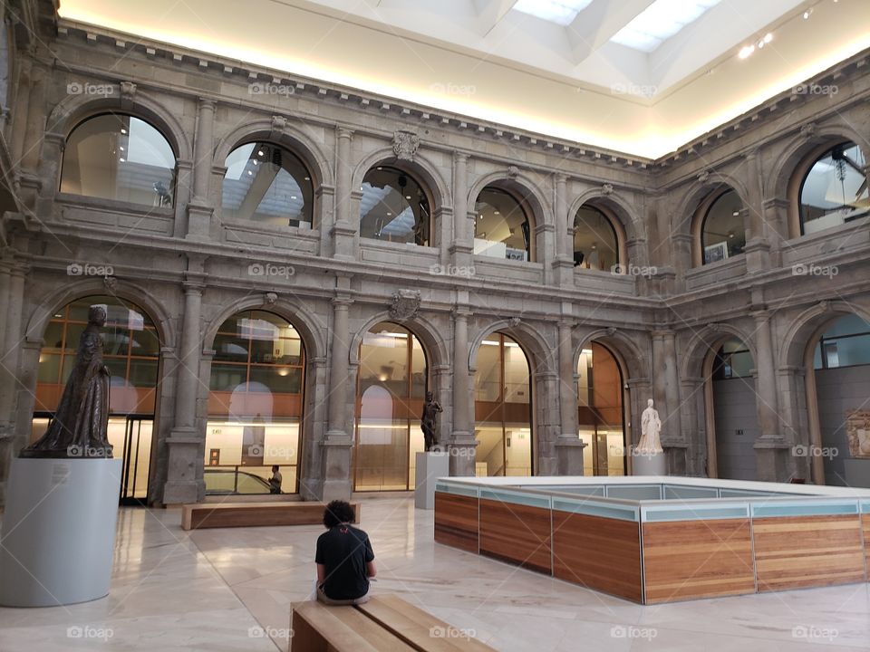buscando paz en está sala alejada, minutos antes de que cierre el museo del Prado