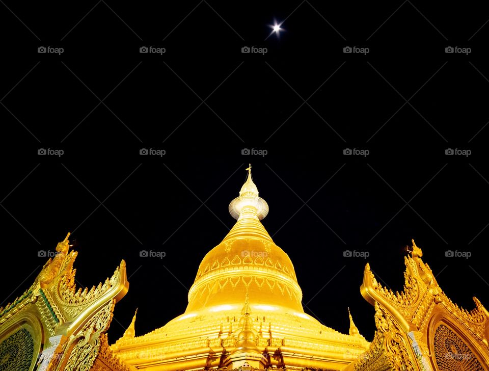 Maha Wizaya Pagoda is near by Shwedagon Pagoda in Rangoon , it’s very beautiful light in the night but there’s not too much visitor. You can easy take photo. Don’t miss to go there when you travel in Rangoon.😍😍😍