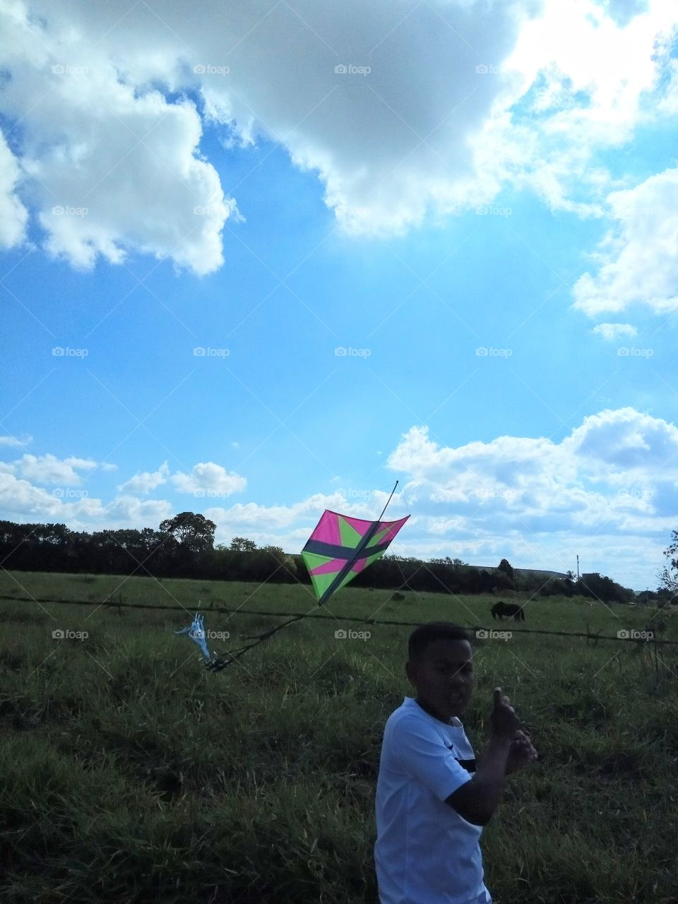 Criança soltando pipa