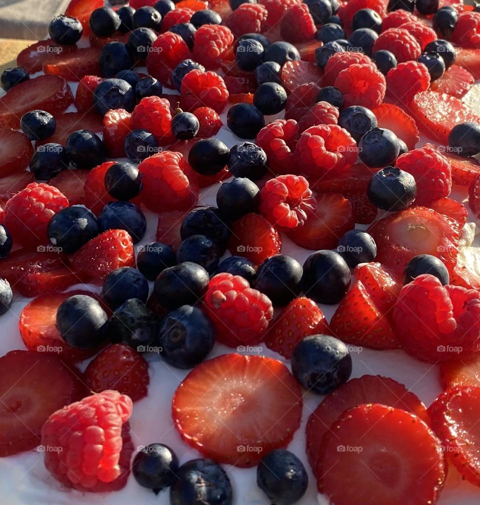 Cake with berries 