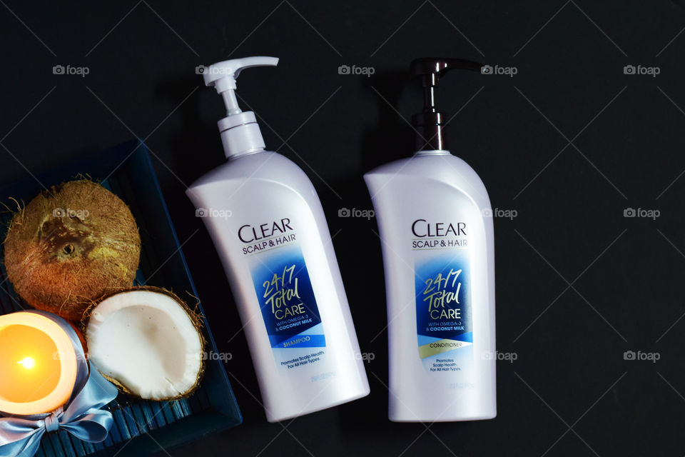 Clear shampoo with coconut milk