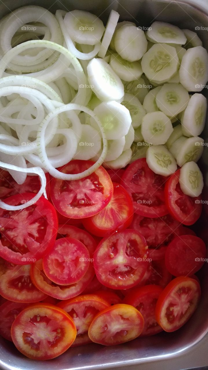 Tomate, pepino e cebola.