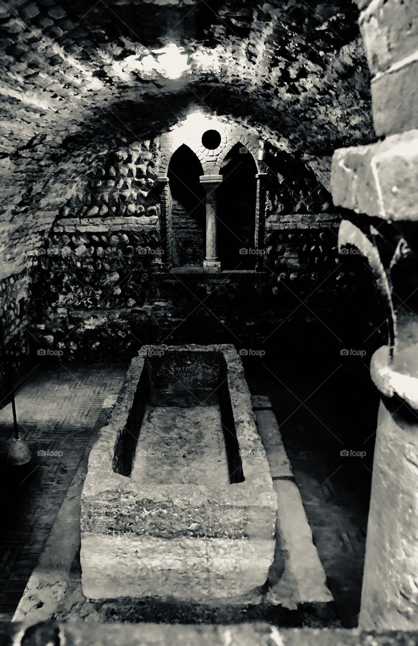 Esta fotografía, en la cual aparece la tumba de Julieta, fue puesta en blanco y negro para representar los sentimientos agrios y llenos de sufrimiento según relata la historia.