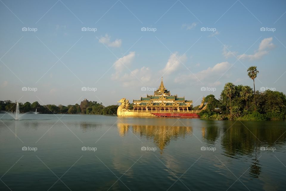 Kandawgyi pagoda