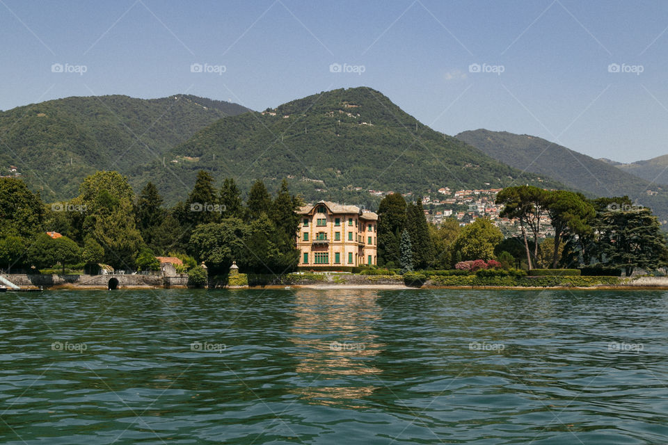 Lago Como no norte da Itália é um lugar lindo para se conhecer na Europa, com paisagens incríveis!
