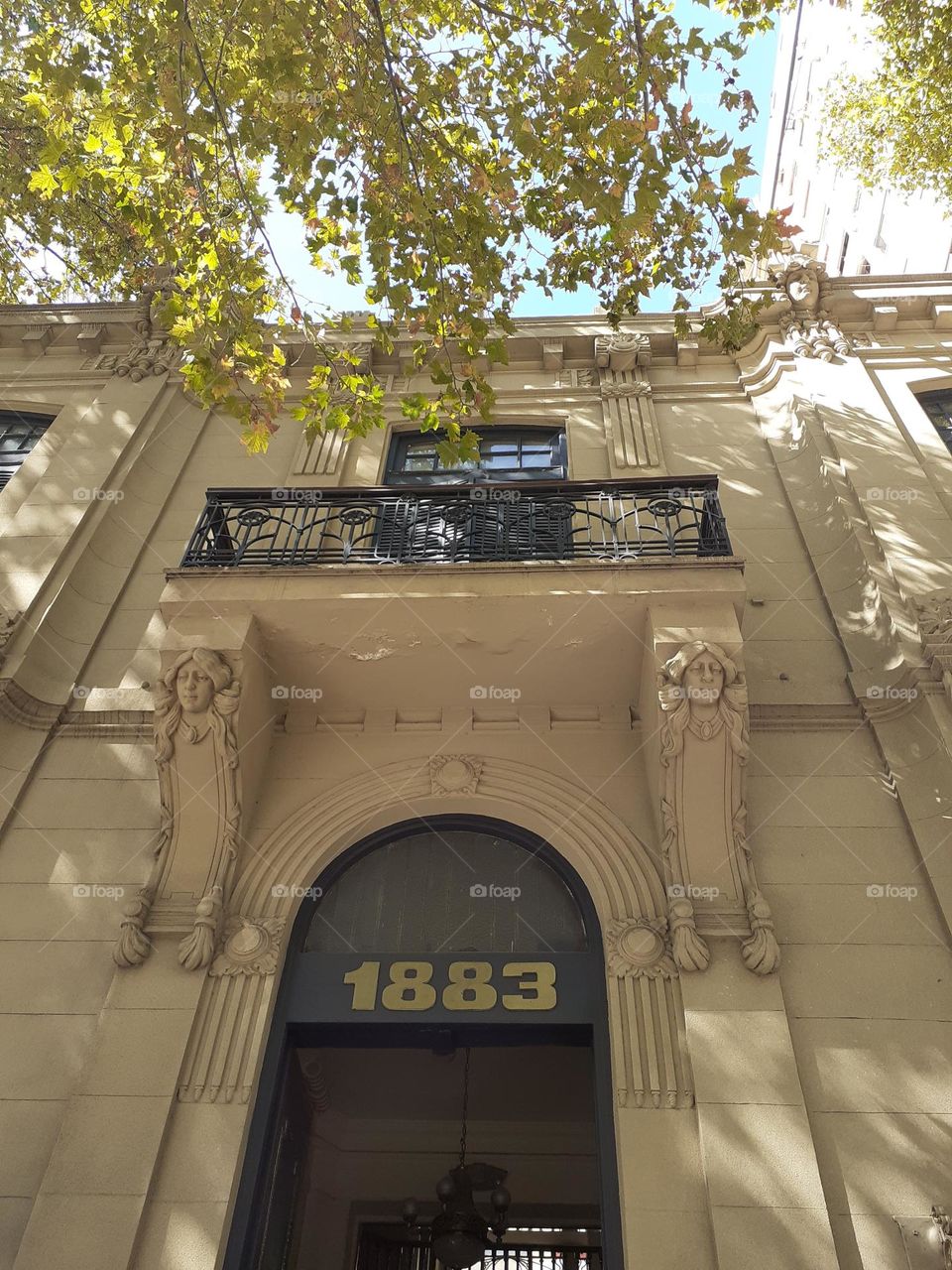 edificio histórico mendocino en ciudad capital