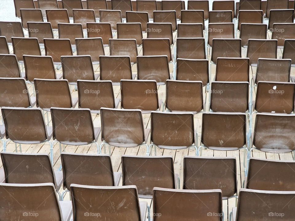 Stühle in Rheie und Glied