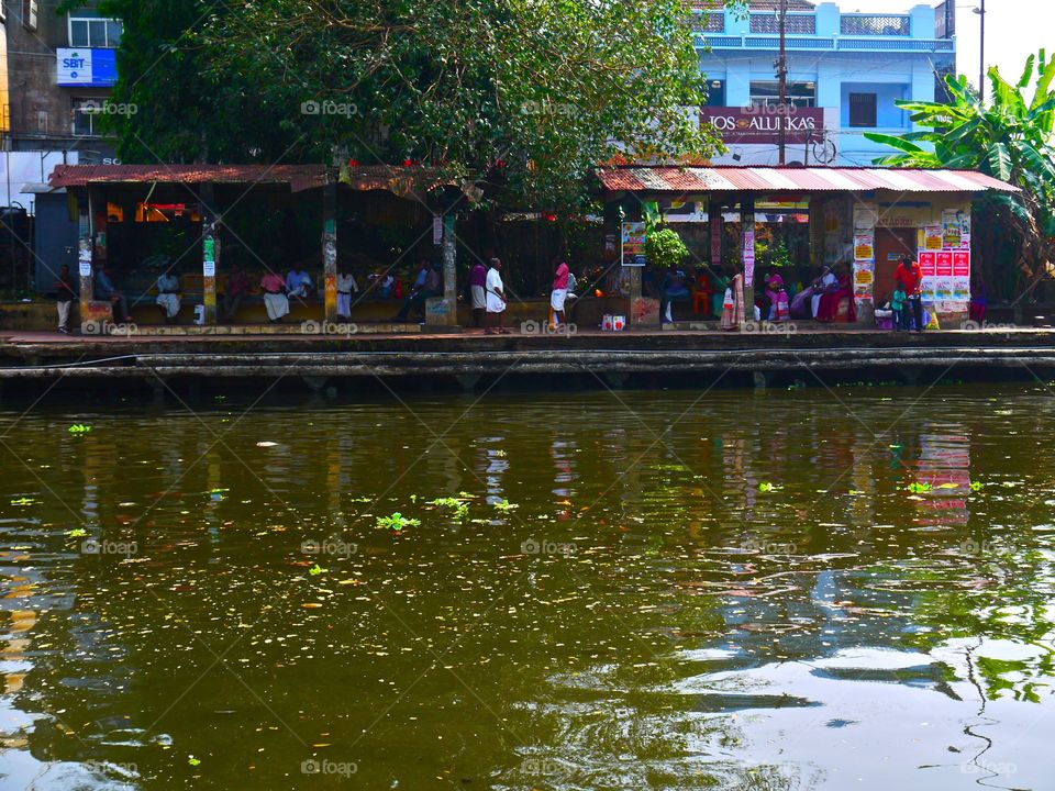 Waiting for the bus boat 