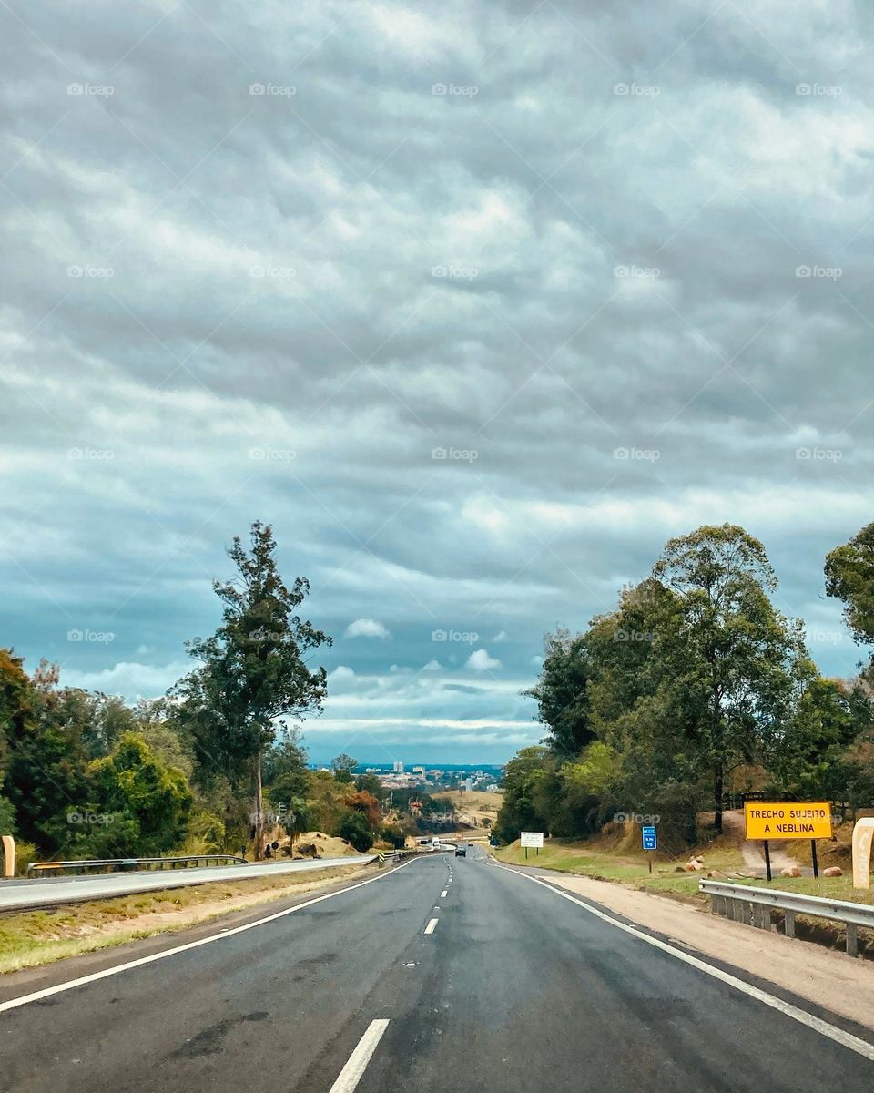 Itu à frente, amigos.

Mesmo nesse dia lusco-fusco, a paisagem está bonita.