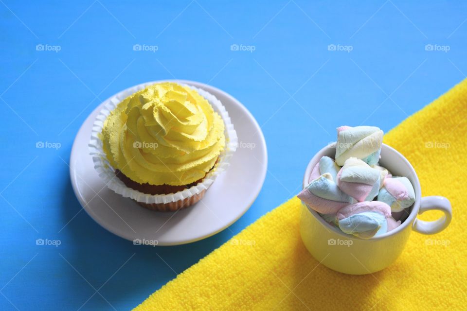tasty food sweets yellow cake and marshmallow blue and yellow background