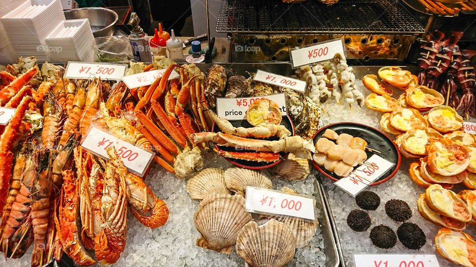 So many kind of seafood in here. Such as scallops and king crabs.