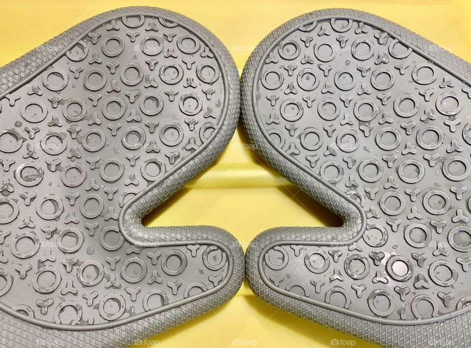  A gray pot holder with yellow tray background.