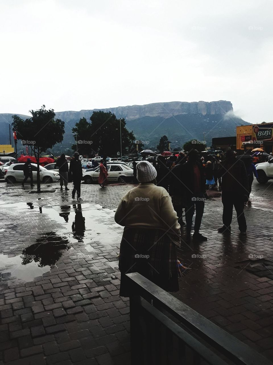 A busy marketplace in Phuthaditjhaba.