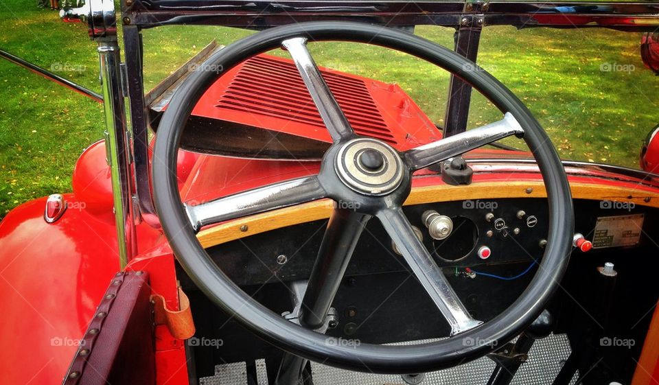 Steering wheel of an old firetruck