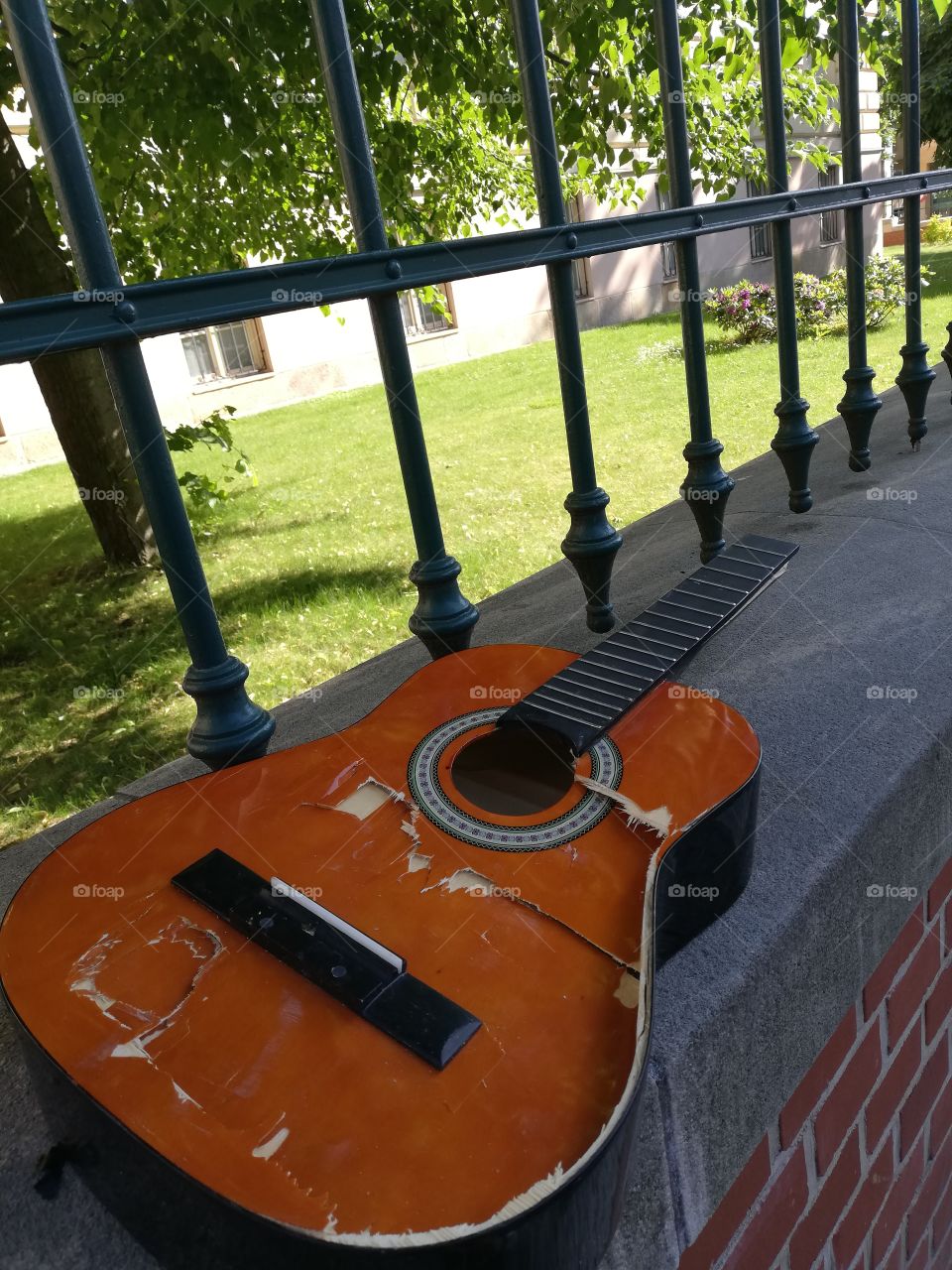 Broken Guitar, Praha
