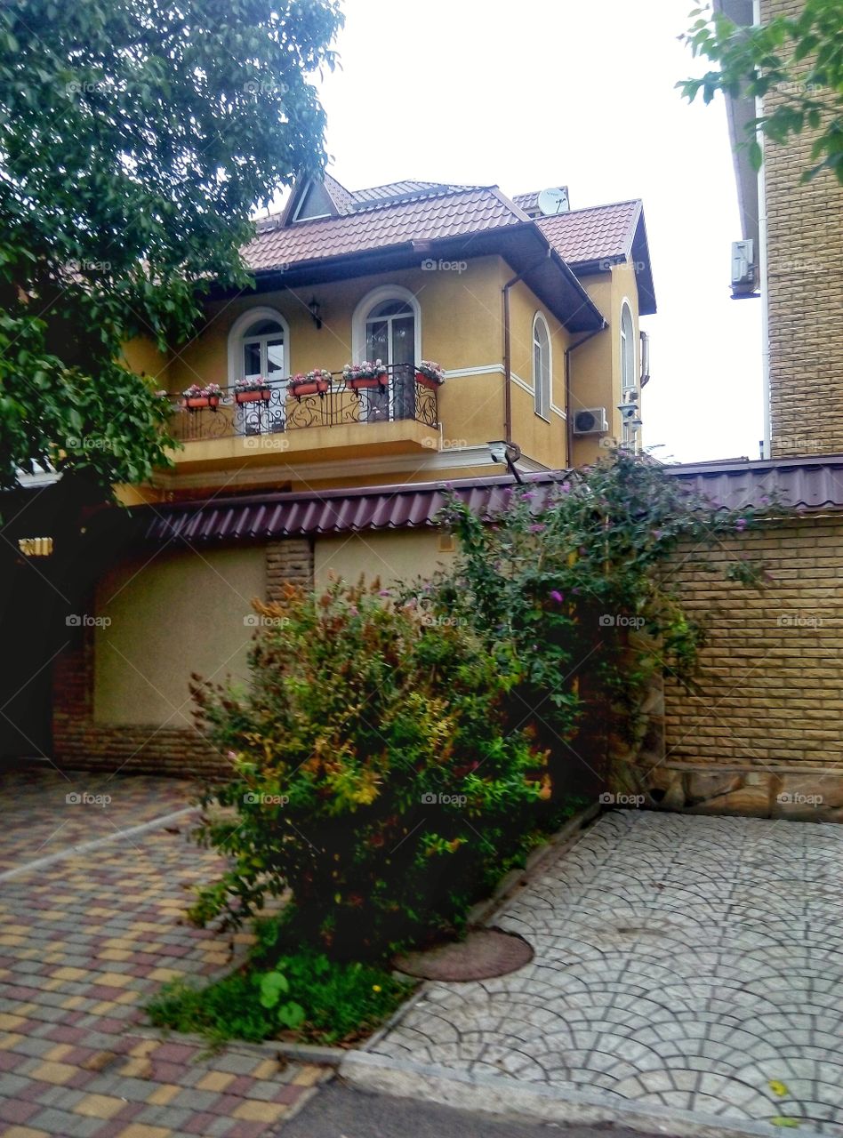 house with balcony дом с балконом