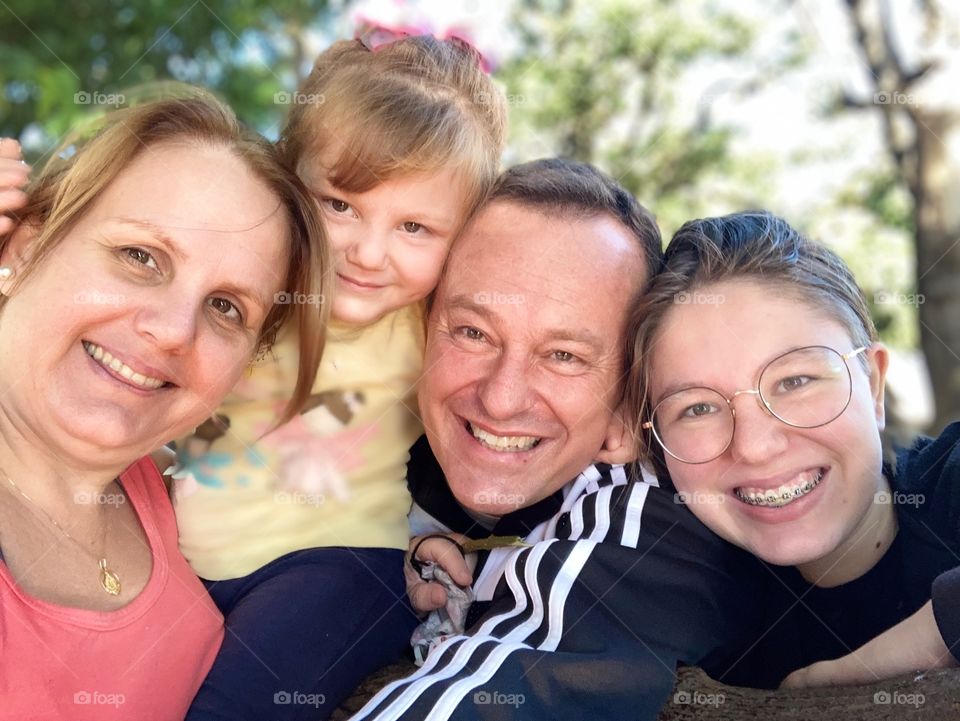 My beautiful family, in a selfie that was well photographed thanks to the iPhone SE 2nd generation camera. Thank you, Apple! / Minha linda família, numa selfie que ficou bem fotografada graças à câmera do iPhone SE 2a geração. Obrigado, Apple!