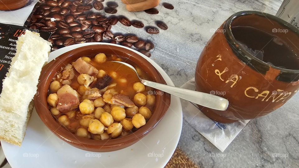 Tapa de garbanzos y tinto de verano