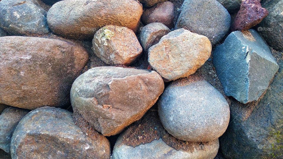 The background of the stone that stands out is not neat.