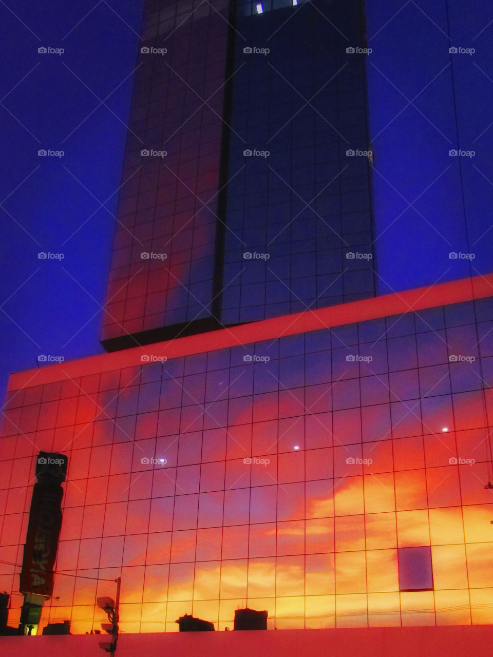 Sky reflecting on skyscraper