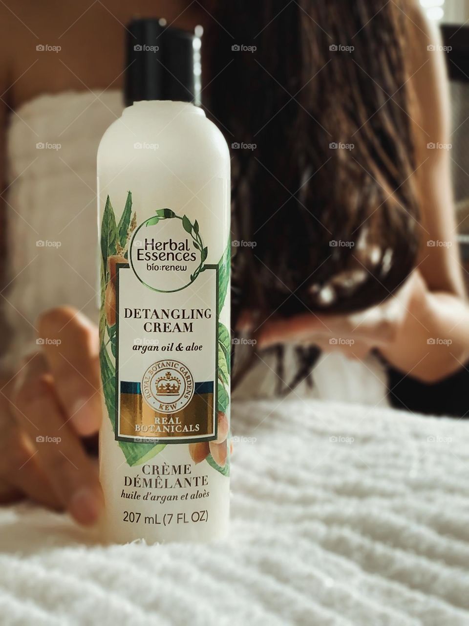 Herbal essences detangling cream argan and aloe for hair treatment. 