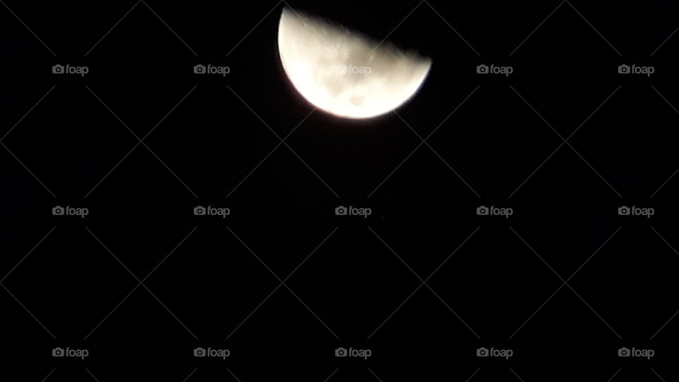 Finalmente! Consegui tirar boas fotos da lua, com o meu celular, uma luneta para smartphone e um tripé.
Em breve, vou tirar da lua cheia!